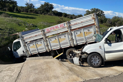 Çanakkale’de Ticari Araçla Kamyonet Çarpıştı; 2’si Ağır, 5 Yaralı