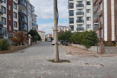 Yol Ortasındaki Bu Elektrik Direkleri Şaşırtıyor