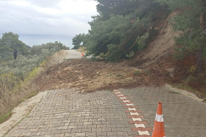 Ayvacık'ta Düşen Kaya Parçası Toprak Kaymasına Sebep Oldu