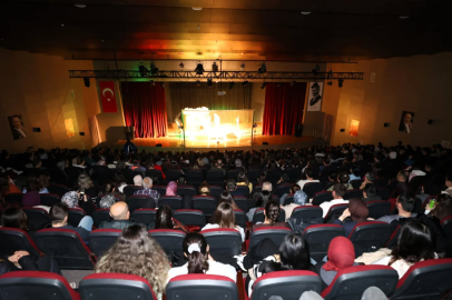 Çerkezköy’de “Einstein’ın İhaneti” Tiyatro Oyunu Büyük Beğeni Topladı