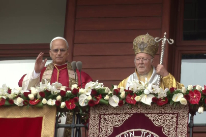 Papa 14. Leo ve Fener Rum Patriği Bartholomeos, Ayine Katılanları Selamladı