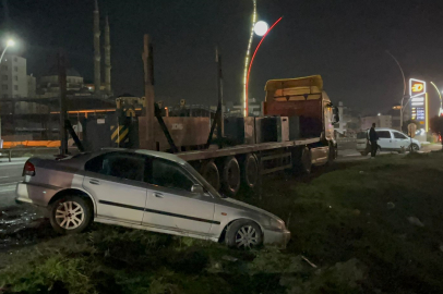 Park Halindeki Tıra Çarpan Otomobildeki 2 Kişi Yaralandı