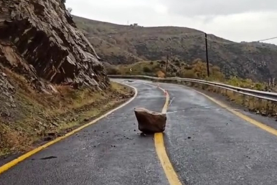 Tekirdağ’da Yağış Sonrası Kaya Parçaları Yola Yuvarlandı