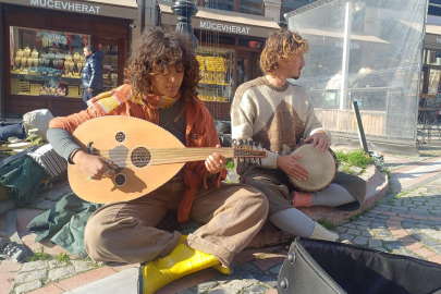 Saraçlar Caddesi'nde İki Gezgin Genç