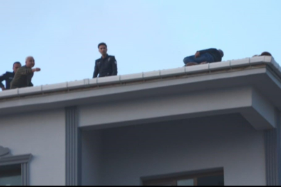 Çatıya Çıktı, 80 Bin TL'lik Alacağını Tahsil Edince İkna Olup İndi