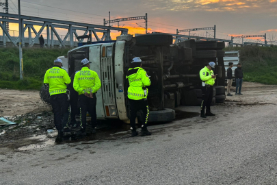 Edirne’de Demir Yüklü Kamyon Yan Yattı