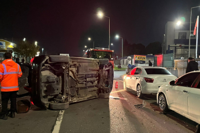 Kontrolden Çıkan Otomobil Park Halindeki Araçlara Çarpıp Yan Yattı