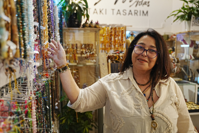 Kadın Sadekar Anadolu Medeniyetlerinin İzlerini Takılara İşliyor