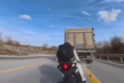 Motosiklet Kamyona Arkadan Çarptı: 1 Yaralı