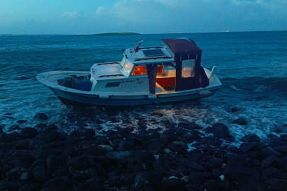 Çanakkale'de Karaya Oturan Teknedeki 2 Kişi Kurtarıldı