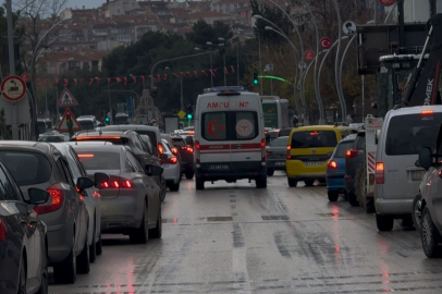 Çileden Çıkaran Trafikteki Ambulansa Fermuar Yöntemli Destek