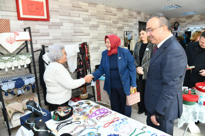 Vali Soytürk Yeni Yıl Kermesini Ziyaret Etti