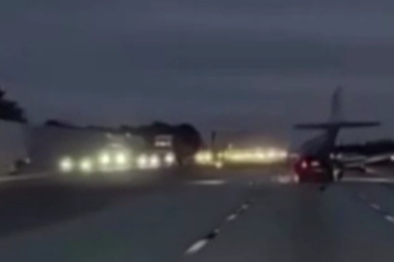 ABD'de Uçak, Seyir Halindeki Araca Çarptı