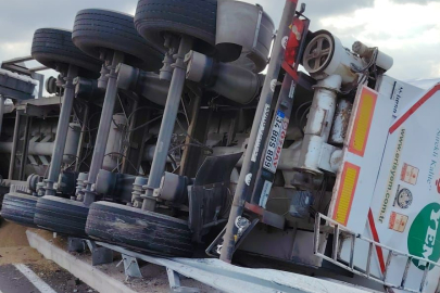 Kırklareli'nde Yem Yüklü Tır Köprüde Devrildi
