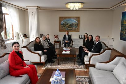 Sezer, Türkiye Beyazay Derneği Üyelerini Kabul Etti