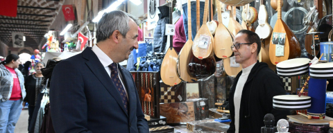 Vali Sezer Tarihi Çarşılarda Esnafla Buluştu