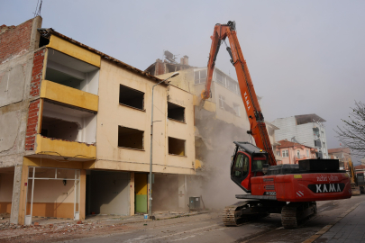 Sındırgı'da Ağır Hasarlı Binaların Yıkımına Devam Ediliyor