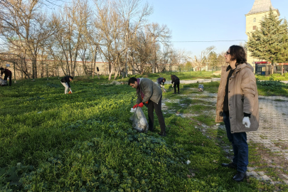 Edirne’de Öğrencilerden Nehir Kıyısı Temizliği