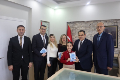 “Ailemiz Şiir Gibi” Kitabı Kaymakam Balaban’a Takdim Edildi