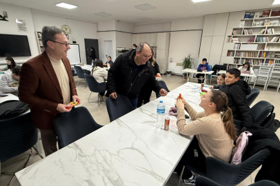 Başkan Özden’den Öğrencilere Çikolata Sürprizi