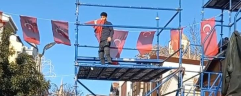 Edirne'de Caddede Bayrağa Saygı: Türk Bayrağını Öperek Kaldırdı