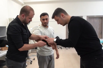 Edirne'de Üniversite Öğrencileri Düşmeyi Algılayıp Uyarı Gönderen "Akıllı Denge Bilekliği" Geliştirdi