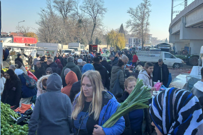 Cuma Pazarı’nda Yılbaşı Yoğunluğu