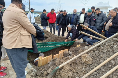 Evinde Vahşice Öldürülen Kadın Toprağa Verildi