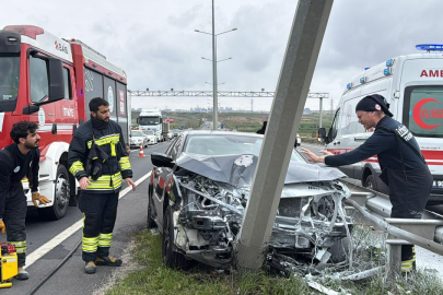 Tekirdağ'da Aydınlatma Direğine Çarpan Otomobildeki 2 Kişi Yaralandı