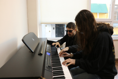 Görme Engelli Müzik Öğretmeni Piyano Eğitimiyle Öğrencilerin Hayallerine Dokunuyor