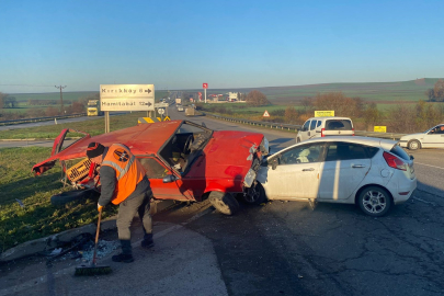 Lüleburgaz'da Kavşakta Çarpışan Otomobillerin Sürücüleri Yaralandı