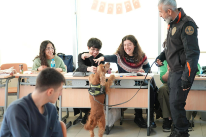 Üniversitelilerin İlgi Odağı Narkotik Köpeği "Leo" Oldu