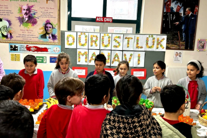 Gelibolu'da Öğrencilerin Açtığı "Dürüstlük Manavı"nın Geliri Gazzeli Çocuklara Gönderilecek