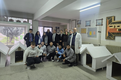 Meslek Liselilerden Sokak Hayvanlarına Kulübe Desteği