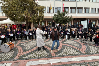 Saraçlar Caddesi’ndeki Yılbaşı Alışverişine Ritimli Dokunuş