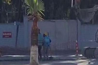 Soğuk Havada Isınmak İçin Kürekle Halay Çeken İşçiler İlgi Odağı Oldu