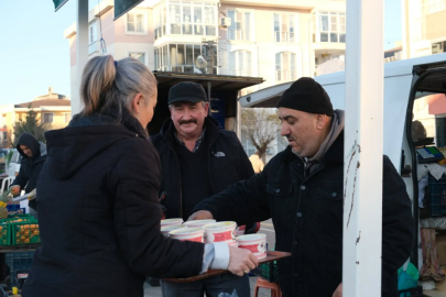 Uzunköprü Belediyesi’nden Pazartesi Pazarı’nda Esnafa Sıcak Çorba İkramı
