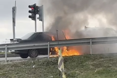 Seyir Halindeki Otomobil Alev Topuna Döndü