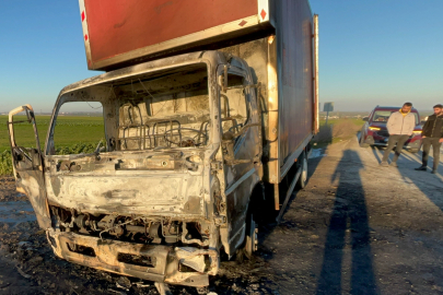 Çorlu'da Yanan Kamyonet Demir Yığınına Döndü
