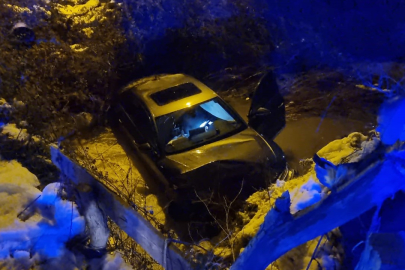 Buzlanan Yolda Otomobil Dereye Uçtu: 1 Yaralı