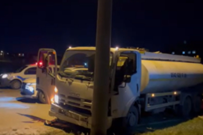 Sürüyü Ezmemek İçin Manevra Yapınca Beton Direğe Çarptı