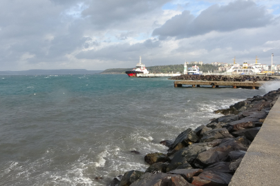 Çanakkale Boğazı Lodos Fırtınası Nedeniyle Transit Gemi Geçişlerine Kapatıldı