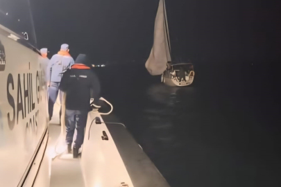 Çanakkale Boğazı'nda İçinde 2 Kişinin Bulunduğu Yelkenli Tekne Kurtarıldı
