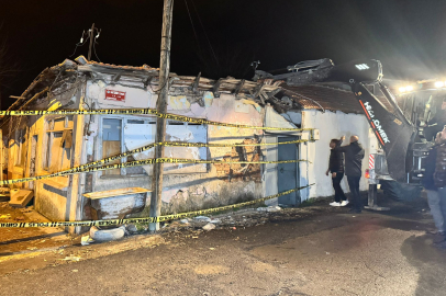 Edirne’de Çatısı Çöken Evi Görevliler Yıktı