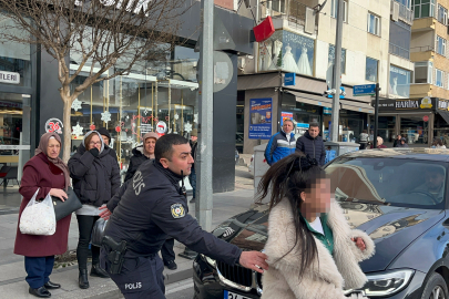 Araçların Önüne Atladı, Trafiği Birbirine Kattı, Kendisini Durdurmak İsteyen Polisi Peşine Taktı