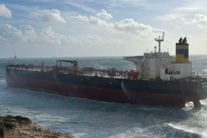 Bozcaada'da Boş Ham Petrol Tankeri Fırtına Nedeniyle Karaya Oturdu