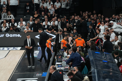 Beşiktaş - Fenerbahçe Derbisine Tribün Olayları Nedeniyle Ara Verildi