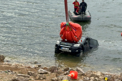 Elif'in Hayatını Kaybettiği Araba Gölden Çıkartıldı