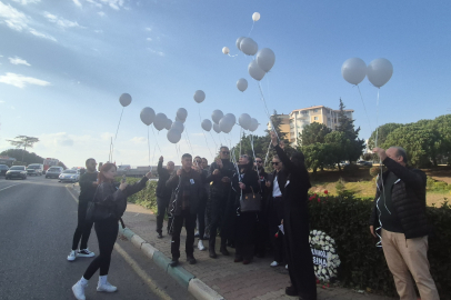 Sıla'nın Hayatını Kaybettiği Yolda Çelenkler Dizildi, Beyaz Balonlar Gökyüzüne Bırakıldı