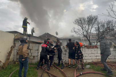 Evi Yanan Aile Ekiplere Saldırdı